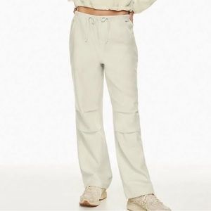 Aritzia Cache Cargo Pant Size Small in Cream / Neutral